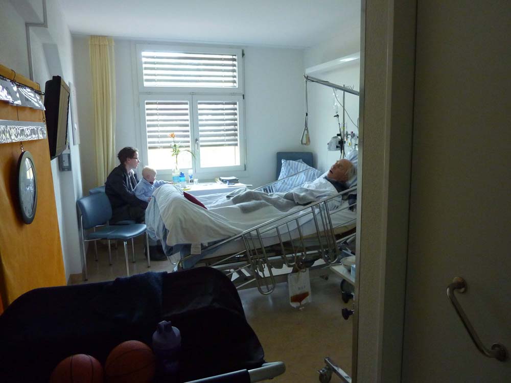 20100523_1421_uta_und_jonas_beim_schlafenden_albert_P1030811