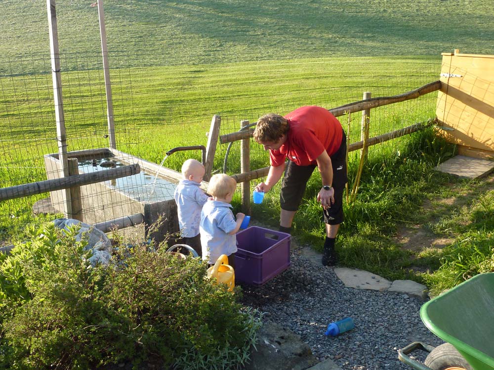 20100523_1928_jj_beim_wasserspielen_mit_rafael_P1030818