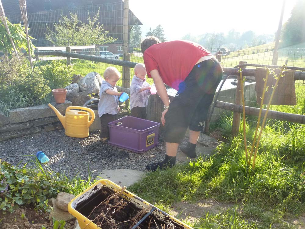 20100523_1928_jj_beim_wasserspielen_mit_rafael_P1030819