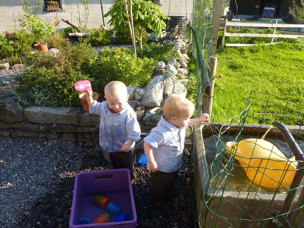 20100523_1932_jj_beim_wasserspielen_P1030822