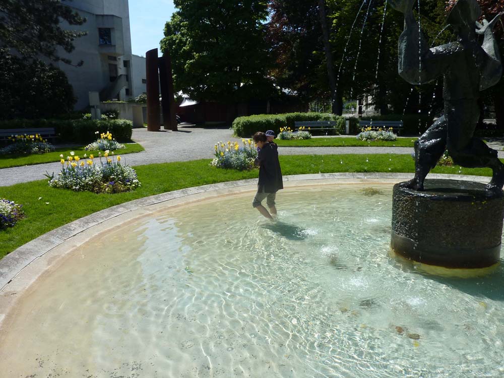 20100524_1440_uta_mit_jonas_im_springbrunnen_P1030857