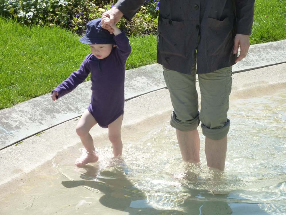 20100524_1440_uta_mit_jonas_im_springbrunnen_P1030858