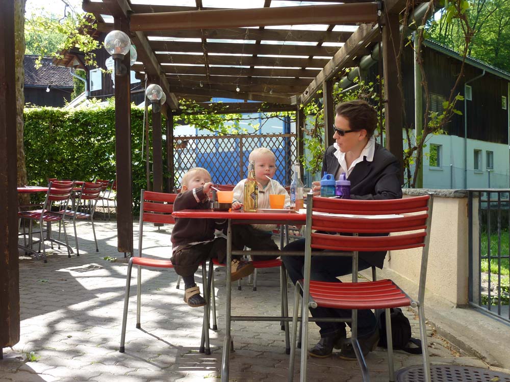 20100525_1043_jakob_jonas_und_uta_beim_ausgehen_mit_selbstausloeser_P1030868