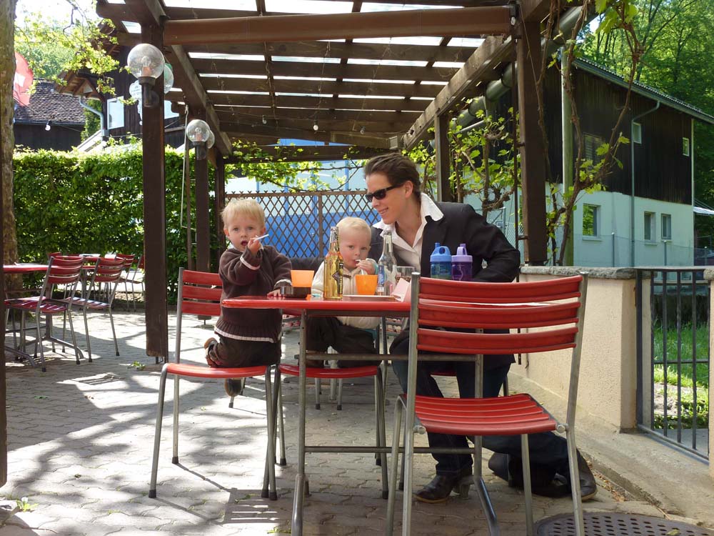 20100525_1044_jakob_jonas_und_uta_beim_ausgehen_mit_selbstausloeser_P1030869