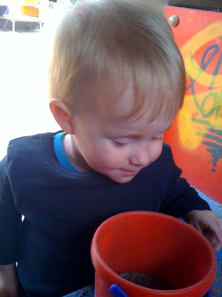 20100527_1421_jakob_mit_eimer_foto50