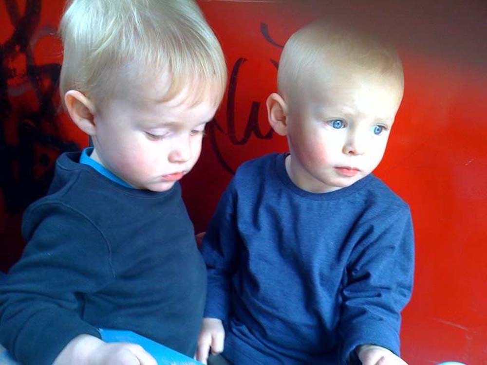 20100527_1429_jakob_und_jonas_im_kinderhaeuschen_foto51