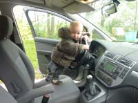 20100501_1007_jonas_am_steuer_P1030317