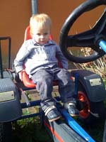 20100502_0905_jakob_auf_dem_riesenkettcar_foto5