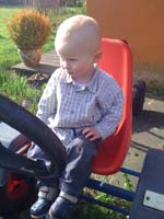 20100502_0907_jonas_auf_dem_riesenkettcar_Foto4