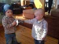 20100502_1601_jonas_giebt_jakob_eine_kassette_Foto9