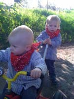 20100502_1838_jakob_schiebt_jonas_auf_dem_dreirad_Foto19