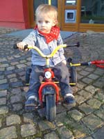 20100502_1849_jakob_auf_einem_von_ihm_ergaunerten_dreirad_Foto16