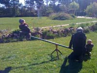 20100505_1022_jonas_und_jakob_mit_uwe_auf_der_neuen_wippe1