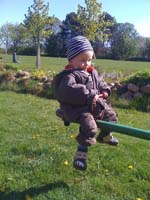 20100505_1023_jakob_auf_der_neuen_wippe