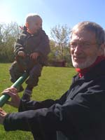 20100505_1023_jonas_mit_uwe_auf_der_neuen_wippe