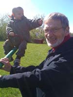 20100505_1023_jonas_mit_uwe_auf_der_neuen_wippeDie. 4. Mai 2010 Auf der Wippe.4