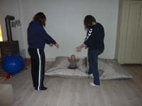 20100508_1501_wiebke_und_karina_bereit_zum_naechsten_schwungsprung_mit_jonas_P1030421