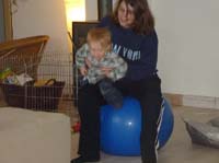 20100508_1504_jakob_auf_dem_ball_mit_karina_P1030423