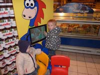 20100508_1651_jakob_am_einkaufs-tv_P1030426