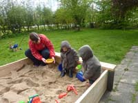 20100510_1508_wiebke_mit_jj_in_der_neuen_sandkiste_P1030480