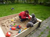 20100510_1508_wiebke_mit_jj_in_der_neuen_sandkiste_P1030482