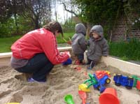 20100510_1508_wiebke_mit_jj_in_der_neuen_sandkiste_P1030483
