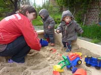 20100510_1508_wiebke_mit_jj_in_der_neuen_sandkiste_P1030485