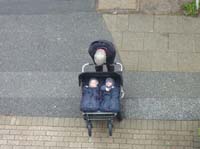 20100512_1428_uwe_mit_jj_beim_winken_vom_balkon_P1030488