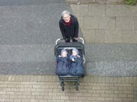 20100512_1429_uwe_mit_jj_beim_winken_vom_balkon_P1030489