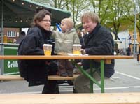 20100513_1153_uta_jakob_und_thomas_vor_dem_schlafenden_jonas_beim_flohmarkt_P1030501