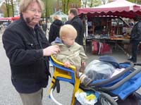 20100513_1225_jakob_auf_dem_gartenstuehlchen-thron_P1030505