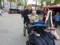 20100513_1225_jakob_auf_dem_gartenstuehlchen-thron_P1030506