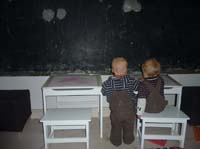 20100513_1846_jj_beim_malen_an_den_neuen_schultischchen_P1030515