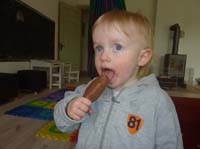 20100515_1506_jakob_beim_eisschlecken_P1030523