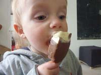 20100515_1509_jakob_beim_eisschlecken_P1030529