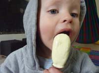 20100515_1509_jonas_beim_eisschlecken_P1030530