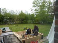 20100515_1800_rene_karina_jonas_und_jakob_in_der_neuen_sandkiste_beim_reinfeiern_P1030534