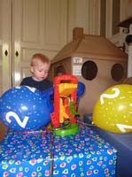 20100516_1045_jakob_vor_dem_riesengeschenk_von_klaus_und_anne_P1030575