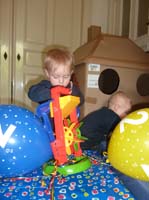 20100516_1046_jj_beim_geschenke_entdecken_1030579