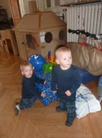 20100516_1047_jonas_und_jakob_beim_auspacken_P1030584