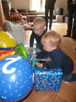 20100516_1048_jonas_und_jakob_beim_auspacken_P1030586