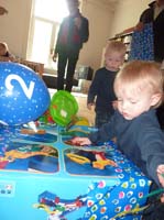 20100516_1049_jonas_und_jakob_beim_auspacken_P1030587