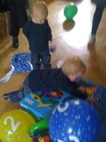 20100516_1050_jonas_und_jakob_stuerzen_auf_klaus_und_annes_geschenk_IMG_1487