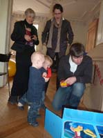 20100516_1051_jonas_und_jakob_beim_auspacken_mit_helga_uta_und_klaus_P1030590
