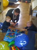 20100516_1051_jonas_und_jakob_stuerzen_auf_klaus_und_annes_geschenk_ IMG_1489