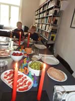20100516_1054_die_geburtstagskinder_am_fruehstueckstisch_P1030596