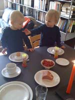 20100516_1054_jj_am_geburtstagsfruehtueck_mit_ei_und_himbeeren_IMG_1500