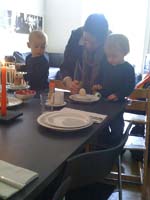 20100516_1059_jj_am_geburtstagsfruehstueckstisch_IMG_1504