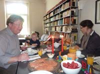 20100516_1101_die_geburtstagskinder_am_fruehstueckstisch_mit_papa_und_mama_P1030600