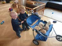 20100516_1139_jonas_und_jakob_mit_dem_neuen_zwillingskinderwagen__etwas_strittig_P1030617